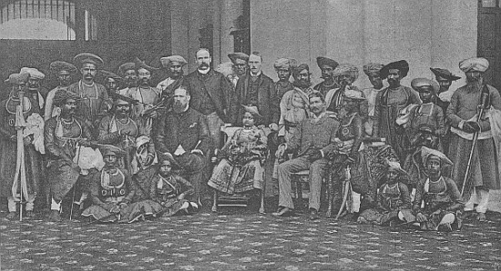 The Young Maharaja of Gwalior with his guardian Sir Lepel Griffin and court, c.1886 von (after) English photographer