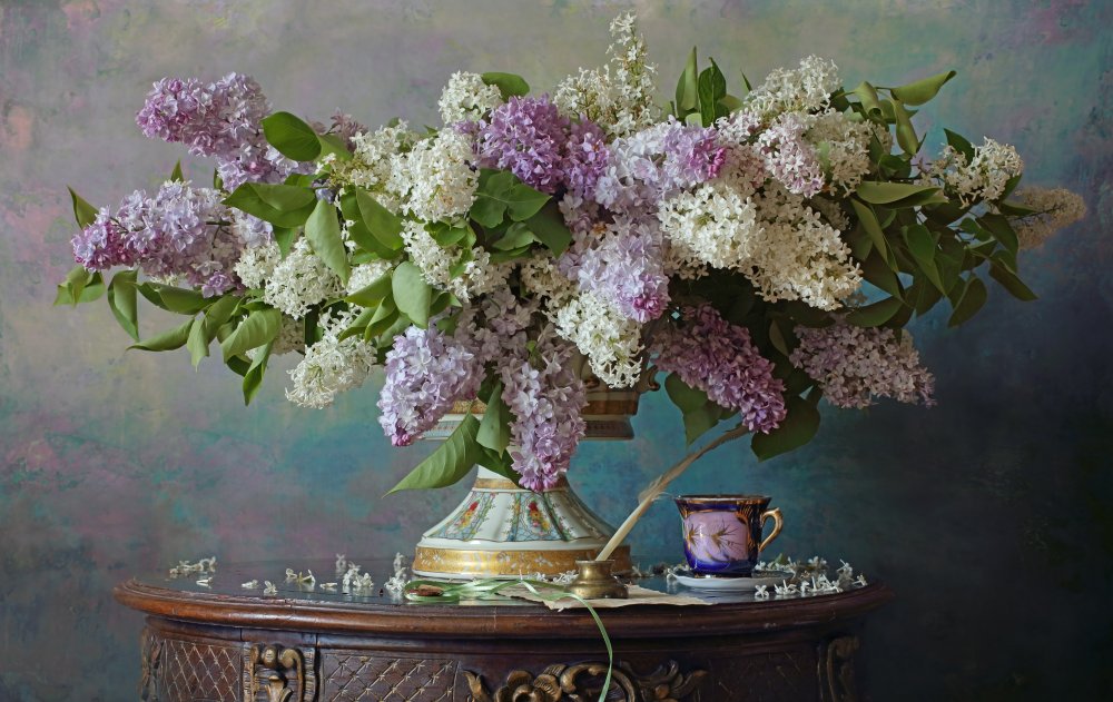 Stillleben mit lila Blumen von Andrey Morozov