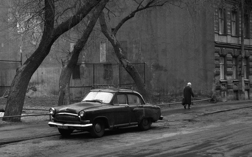 Car, trees and woman (from the series "St.Petersburg" and "Alone") von Dieter Matthes