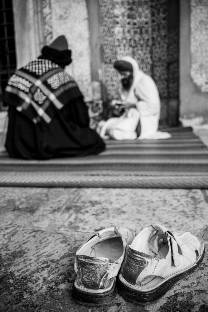 Männer beten in der Moschee von engin akyurt