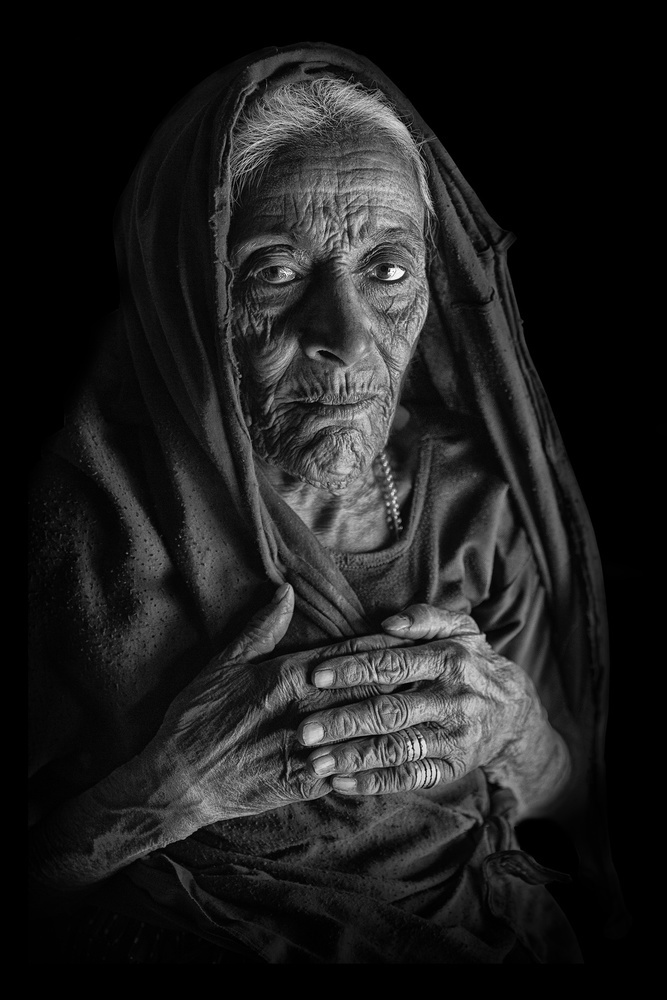 Indische Frau im Dunkeln von Haitham AL Farsi