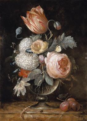 Blumenstrauss in Glasvase mit Insekten und Pflaumen 1670