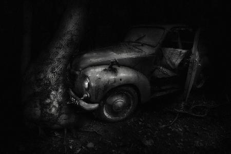 altes Auto im Nachtlicht