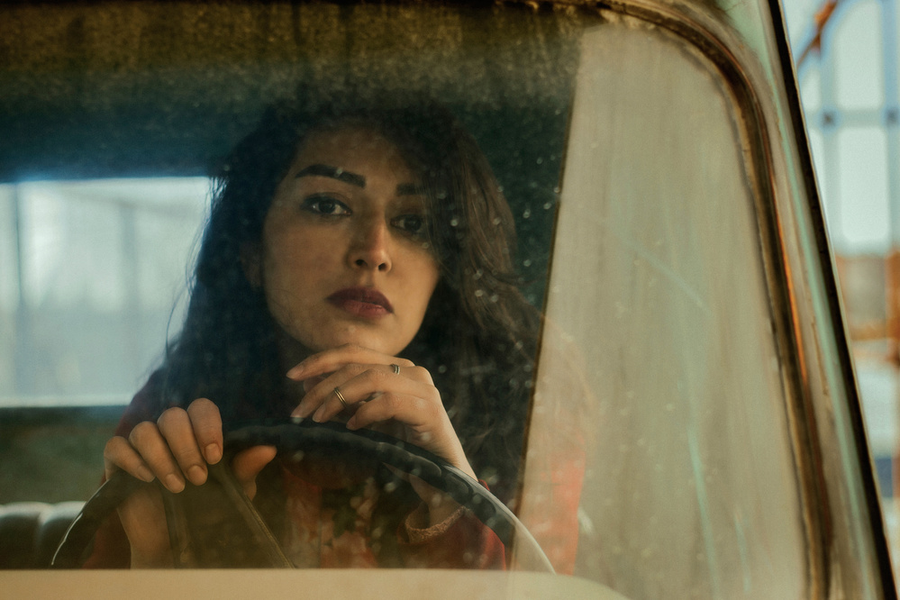 Eine Frau im Auto von Hossein Farsad