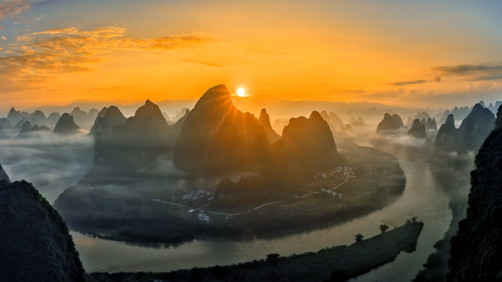 Sonnenaufgang über dem Li-Fluss von Hua Zhu