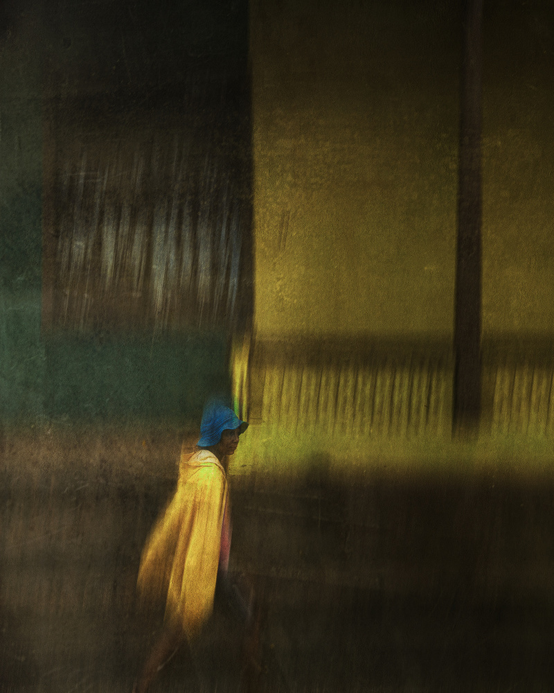 Mann im gelben Regenmantel von Inge Schuster