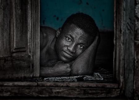 Mann in seinem Zuhause – Ghana