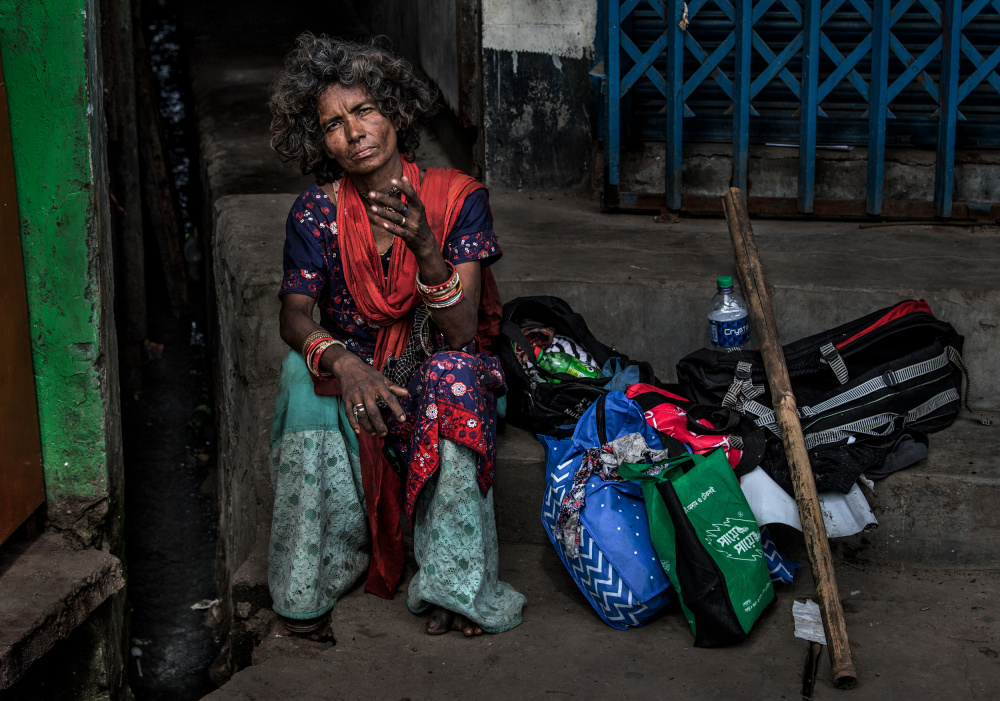 Obdachlose Frau auf den Straßen von Bangladesch von Joxe Inazio Kuesta Garmendia
