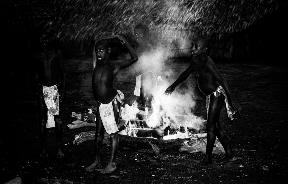 Ritual des Feuers-III (Jaramaja,Insel Espiritu Santo,Vanuatu) von Joxe Inazio Kuesta Garmendia