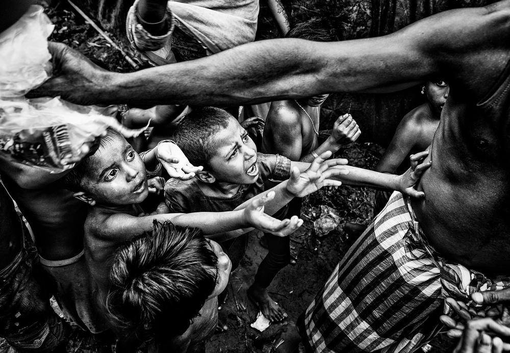 Rohingya-Flüchtlingskinder fordern ihren Anteil an der Verteilung von Snacks. von Joxe Inazio Kuesta Garmendia