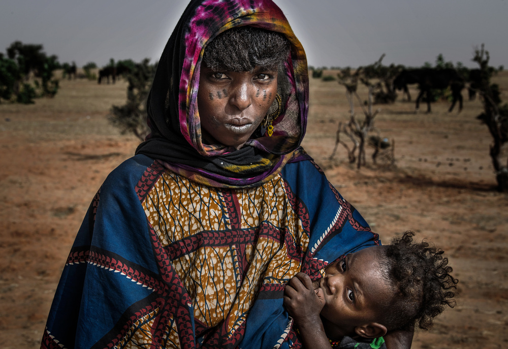 Stillen ihres Kindes beim Gerewol-Festival – Niger von Joxe Inazio Kuesta Garmendia