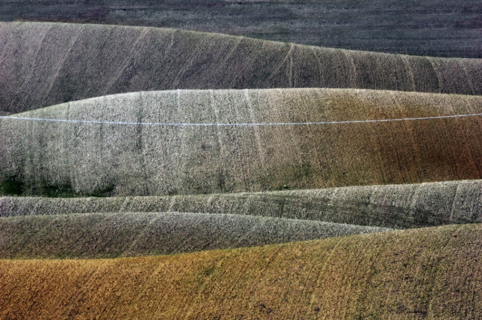 Linie auf einer Landschaft von Jure Kravanja