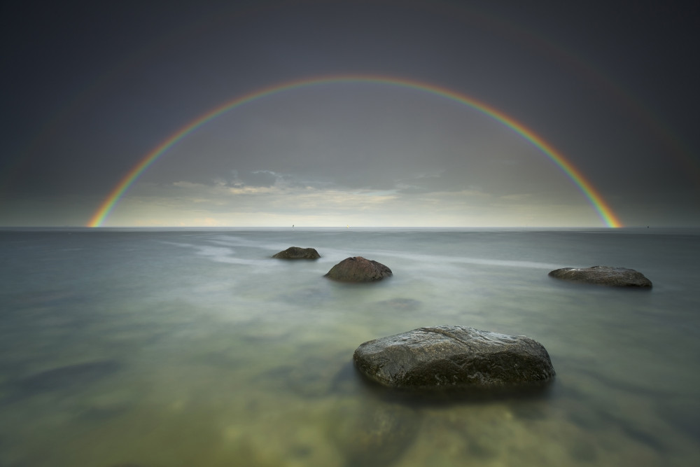 Regenbogen auf dem Meer von Karol Nienartowicz