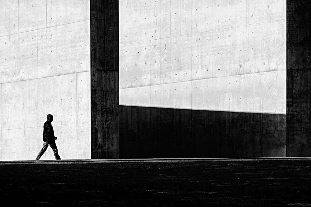 Zwischen Licht und Schatten von K|K - Carlos Costa