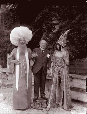 Marchesa Casati mit Giovanni Boldini und einem Mann in der Maske 1913