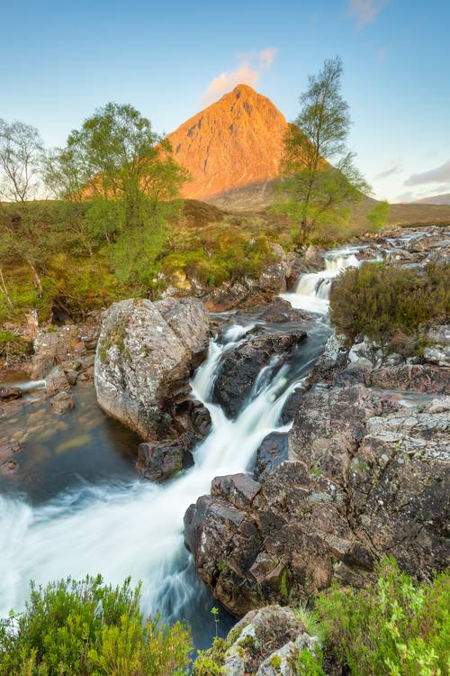 Etive Mor Wasserfall in Schottland mit Stob Dearg im Hintergrund von Michael Valjak