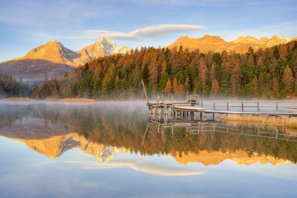 Perfekte Spiegelung am Stazersee in der Schweiz von Michael Valjak