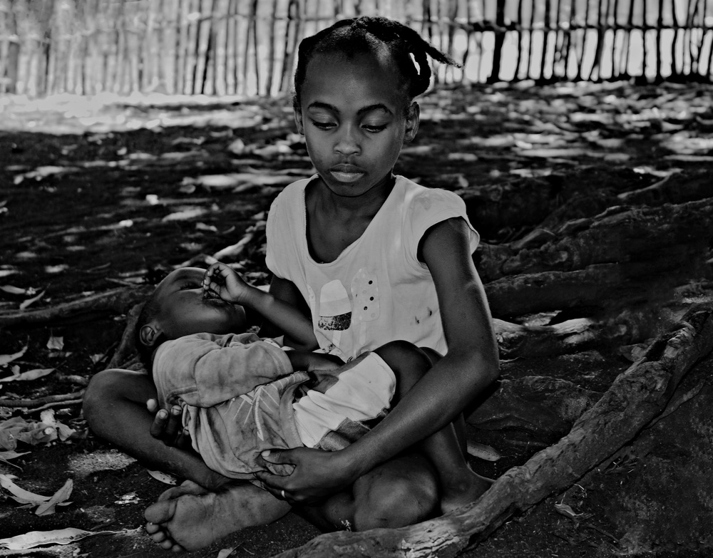 Kinder auf der neugierigen Insel Sakatia,Madagaskar von Michel Fournol