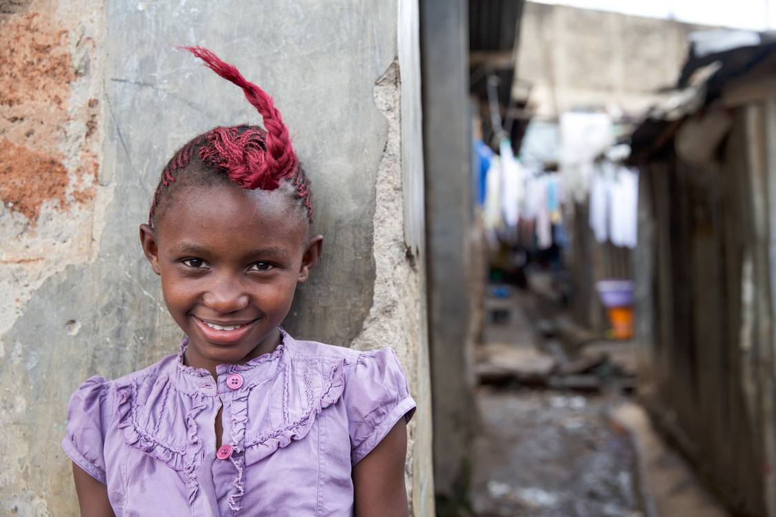 Einhorn Portrait Mädchen in Nairobi, Kenia (Kenya) von Miro May