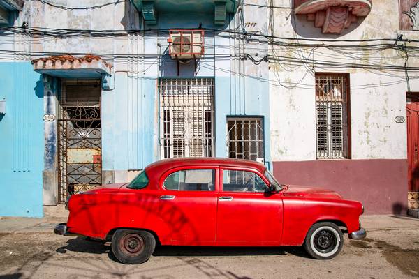 Red Oldtimer in Havana, Cuba. Street in Old Havana von Miro May