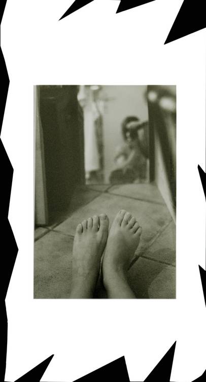 moi les pieds dans le miroir von Luisa Neige