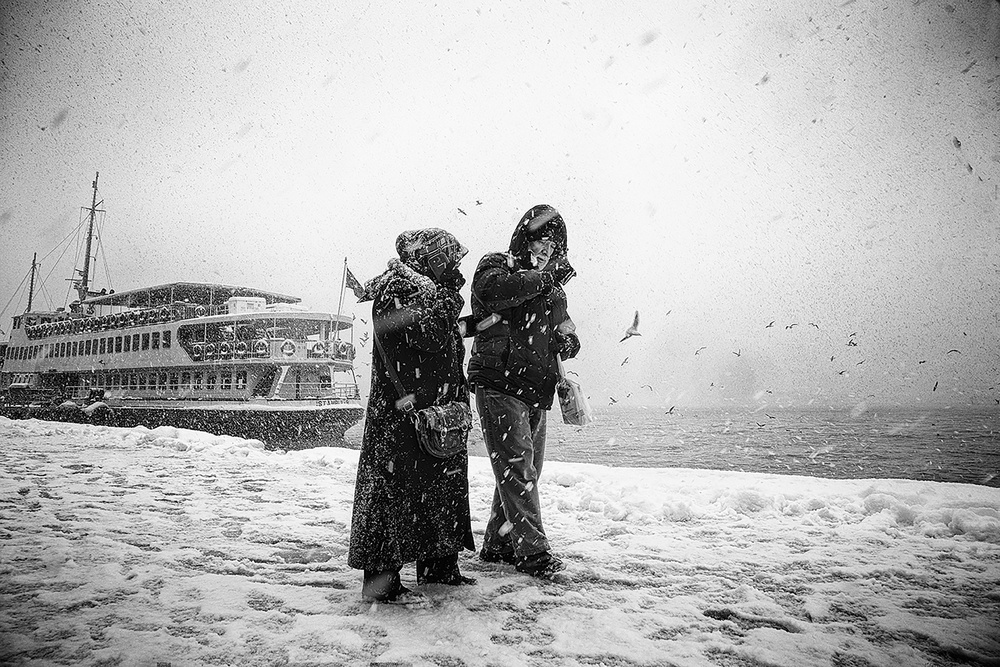 Während die Schneeflocken in Karaköy schneien von Nihal Eken