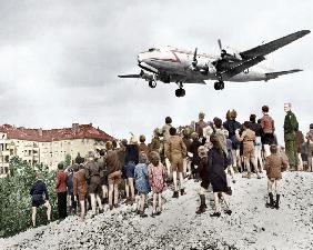 Berlin airlift : Blockade of Berlin by russian : Berliners looking at arrival of planes, approaching in 1948