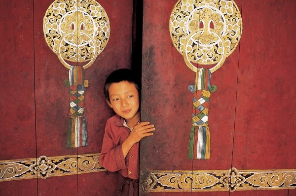 Young initiate outside main door of Pemyangtse monastery (photo)  von 