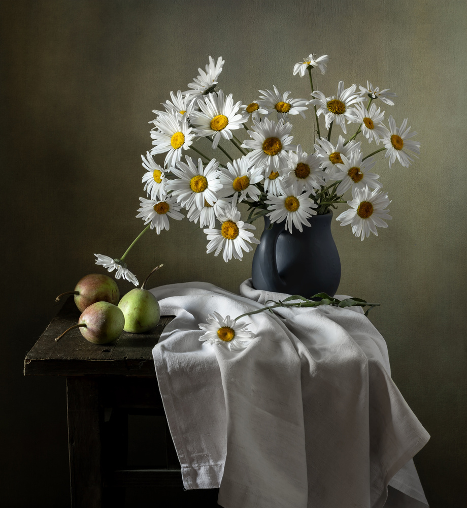 Stillleben mit Gänseblümchen und Birnen von Olga Aleksandrovna