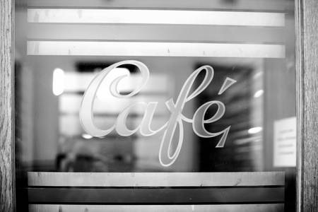 Fenster mit Aufschrift Cafe in einem Wiener Kaffeehaus. 2013