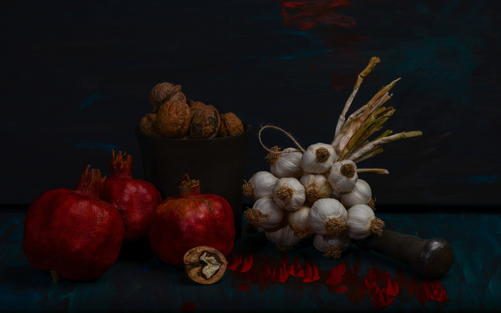 Stillleben mit Knoblauch,Walnüssen und Granatäpfeln von Vladimir Pavlovskyy